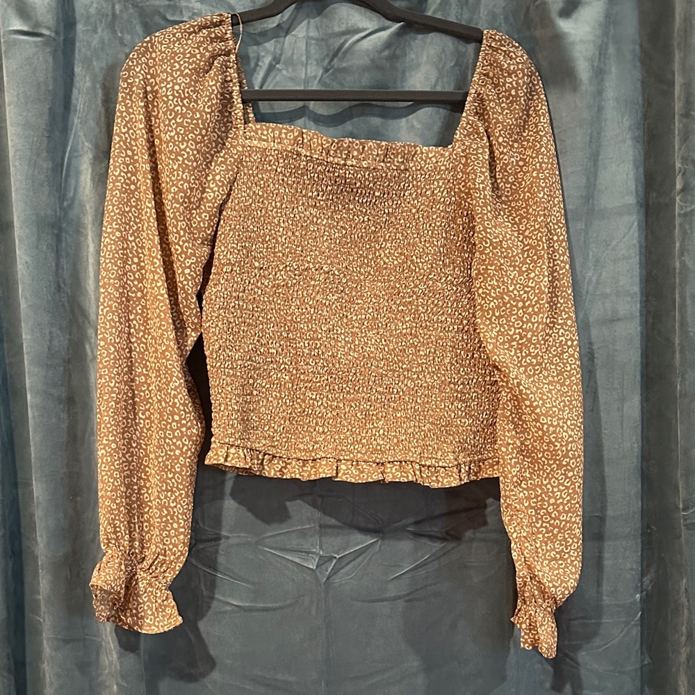 Sheet long sleeve leopard print top